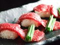 料理メニュー写真&nbsp;霜降り極上馬刺寿司（1貫）