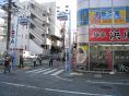 ３．最初の十字路を右に曲がります♪