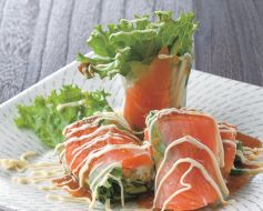 料理メニュー写真&nbsp;鮭とクリームチーズの生春巻き