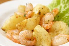 料理メニュー写真 エビとポテトの黒こしょう炒め