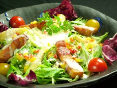 料理メニュー写真 厚切りベーコンと彩り野菜のシーザーサラダ