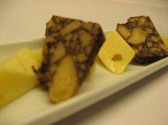 料理メニュー写真 黒色ビールのチーズ