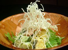 料理メニュー写真 白身魚とアボガドのタルタルサラダ