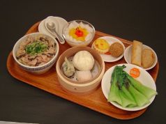 料理メニュー写真&nbsp;鳥蒸しごはん/点心セイロ/春巻/揚げ餃子/ボイル野菜/ごまだんご/甜点心/デザート