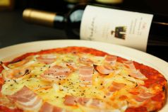 料理メニュー写真&nbsp;ベーコンとオニオンのピザ