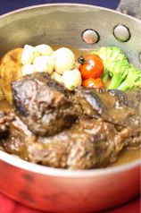 料理メニュー写真 ことこと煮込んだ牛ほほ肉の赤ワイン煮込み