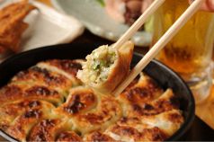 博多家 うまかもん 鉄鍋餃子と手羽先唐揚げのおすすめ料理1