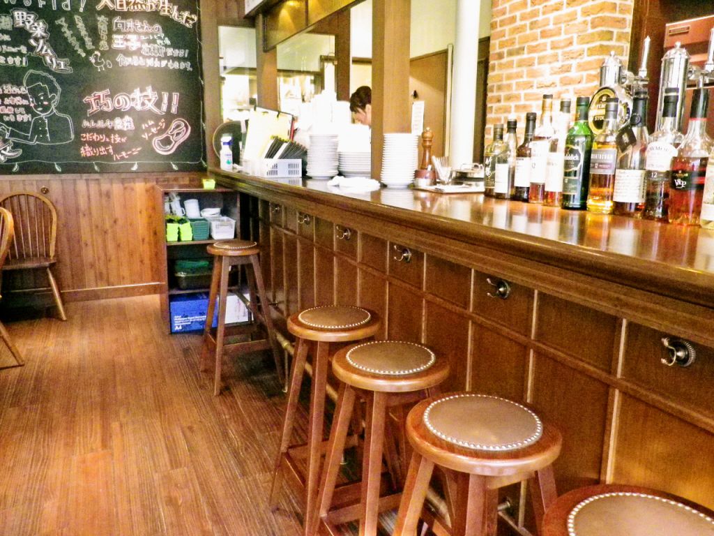 カウンターでも料理や自慢のサングリアを楽しめます
