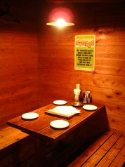 店内奥の４名様までテーブル