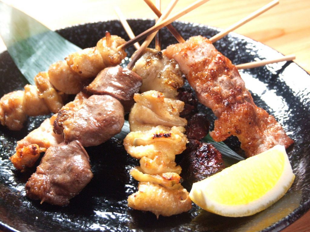 備長炭だからこその香ばしい炭火焼。串焼き7本1029円。