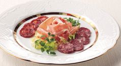 料理メニュー写真 ハモンセラーノとイベリコ豚のサラミ