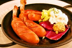 料理メニュー写真 鉄板焼きソーセージ(骨付きフランク&チョリソー)