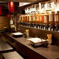 焼酎の甕がカウンターには並んでおります。