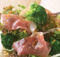 料理メニュー写真&nbsp;生ハムとブロッコリーのサラダ