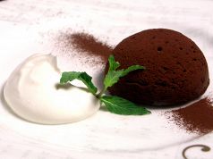 料理メニュー写真 フォンダンショコラにホイップクリームを添えて