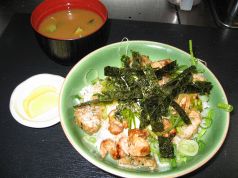 料理メニュー写真 焼き鳥丼 温卵のせ