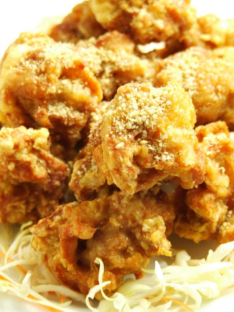【ジューシー唐揚げ】鶏肉の旨味たっぷりの特製唐揚げ！一口食べたら肉汁が溢れ出ます♪