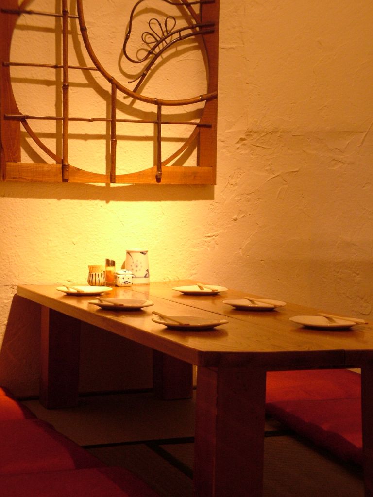 落ち着いた雰囲気の小上がり。飲み会にもデートにも♪