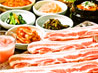 人気の韓国料理を味わう