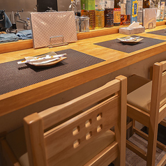 カウンター席は６席ご用意しております！店主が目の前で調理する様子を楽しめるが特徴となっています！そのためふらっと一人で立ち寄った際にもお料理やお酒だけでなく視覚的にもお楽しみいただくことができます！ぜひ、仕事帰りに美味しい中華とお酒をお召し上がりください！