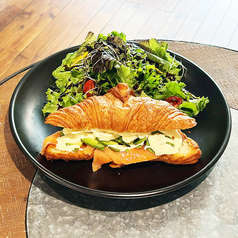 燻りサーモンとアボカドのクロワッサンサンド