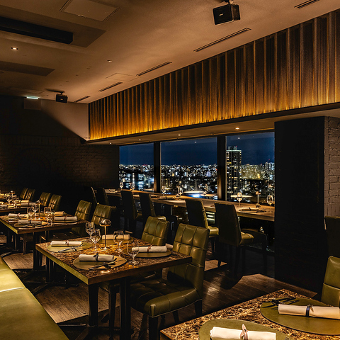 高層ビルの夜景を望むホテルの最上階で、シェフこだわり料理を堪能…♪