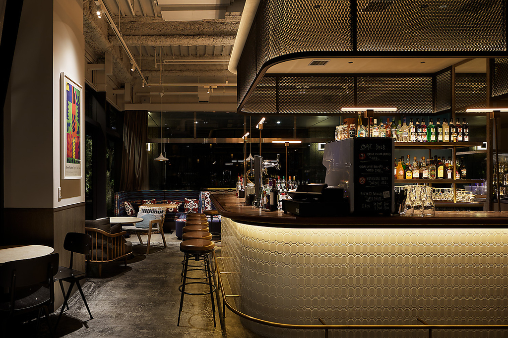 バーカウンターはお一人様でも楽しめる落ち着く空間