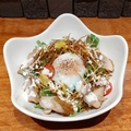 料理メニュー写真 燻製チキンの巣ごもりサラダsmoked chicken salad