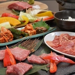 飲み放題付きコースが充実。記念日には「肉ケーキ」のサプライズも可能です。