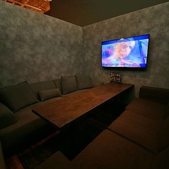 2名様からご利用いただける個室もご用意しております。カップルから大人数までゆったりとごくつろぎいただけます。※写真は系列店舗です。