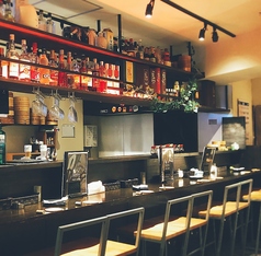 【カウンター席:8席】オープンキッチンのライブ感が楽しいカウンター席。お一人様~ご利用大歓迎です。お仕事終わりなど、帰りに1杯飲みたい時...ぜひお気軽にお立ち寄りください。