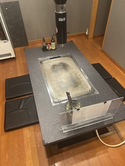 4名様で利用できる掘りごたつ式のテーブル席。靴を脱いで足を下ろし、ゆったりとリラックスして食事を楽しめます。デートや少人数のグループで、熱々の気仙沼ホルモンを囲みながら語り合うのに最適な空間です。