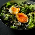料理メニュー写真&nbsp;《生野菜》半熟卵と韓国海苔のチョレギサラダ