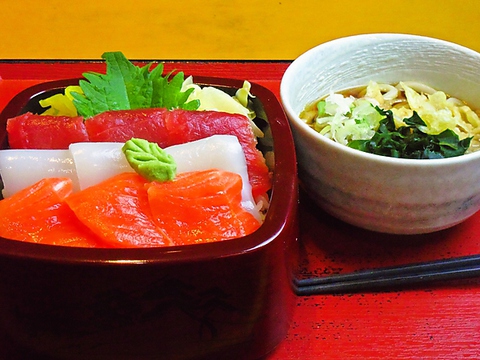 安くて旨い新鮮な海鮮丼が525円で食べられる。75種類の海鮮丼から好きなものを！