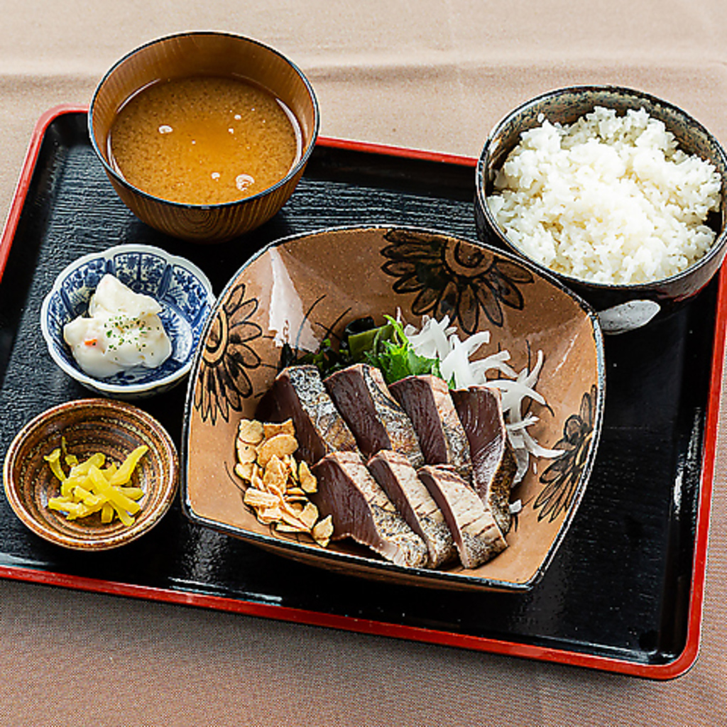 高知県産藁焼きかつおのたたきが堪能できる、おすすめのランチ定食！ 