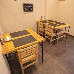 当店のテーブル席は4名掛けのテーブルと2名掛けのテーブルをご用意しています！2名掛けテーブルはデートでのご利用や特別な日の記念日にピッタリの空間となっています。ぜひ、当店自慢の中華料理とこだわりのお酒と一緒に大切な人とのひと時をお過ごしください。