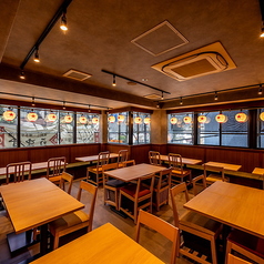 明るい店内でゆったりとお過ごしいただける、4名×7席のお席をご用意しております♪木目のテーブルと椅子が整然と並ぶ空間は、様々なシーンで幅広くご活用ください◎窓際にはいくつもの提灯が飾られており、心地よい雰囲気の中でお食事をゆっくりとお楽しみいただけます！