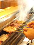 熟練の焼場マイスターが、1本1本、炭火で焼く本格串焼がなんと1本132円（税込）～！