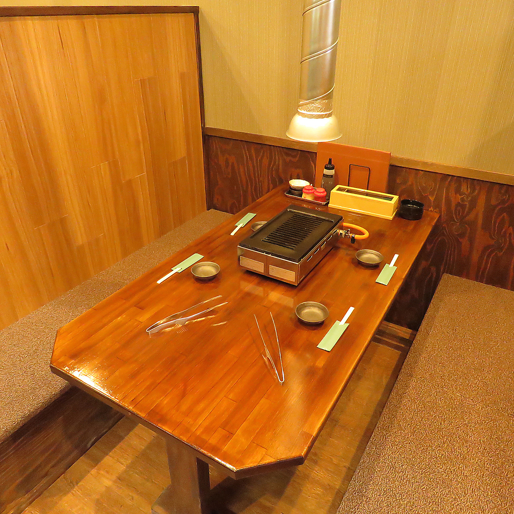 テーブル席は椅子下に【荷物置き】のご用意ございますので、匂いを気にせずお楽しみ頂けます。