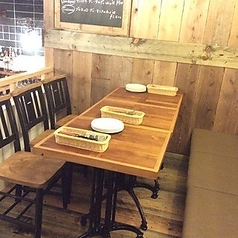 【ロフト席:4名様×3卓】最大15名様迄OK!ゆっくりたまにはみんなで語りたいなら寛ぎの空間で!食事をしながら友人、家族とゆっくりお過ごしください。店内を見渡せ、当店自慢の雰囲気を堪能できる席となっております♪