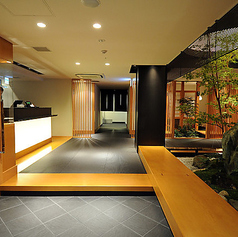 最大100名様まで貸切可能◎店内を全て貸し切ることで、着席時最大100名様までの大規模なパーティーやご宴会に対応可能です。一体感のある空間で、周りを気にすることなく、盛大なイベントを開催いただけます。詳細は、お気軽にお店までお問い合わせください。