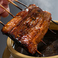 《串うち・焼き》美味しく焼き上げるために串うちが重要。うなぎの身を縫うように、竹串を等間隔に打っていきます。そうすることで焼きの仕上がりだけでなく、お重に入った時もより美しく仕上げております。