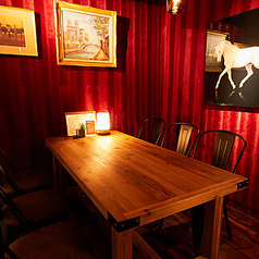 広いテーブルで心も踊る