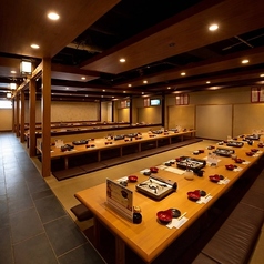 店内は120名から150名様までの貸切宴会にも対応可能。会社宴会や大型の集まりにもおすすめです。新鮮な海鮮料理やイカの活き造り、博多名物もつ鍋など人気メニューを楽しみながら、ゆったりと宴会をお楽しみください。
