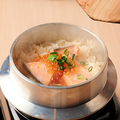 料理メニュー写真&nbsp;鮭といくらの親子釜めし