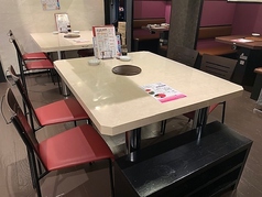 明るい色調のゆったりしたテーブル席となっております。間には間仕切りとしてロールスクリーンがございます。２名様～４名様でご利用可能。２つのテーブルは補助テーブルをつけることにより、最大１１名様でご利用することもできます。