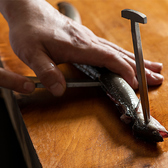 《契約産地より仕入れた国産活うなぎ》活きた状態で届く鮮度抜群のうなぎを目打ちし、職人が手早く正確に調理していきます。捌き方ひとつで味が変わるといわれているうなぎだからこそ、繊細に扱います。