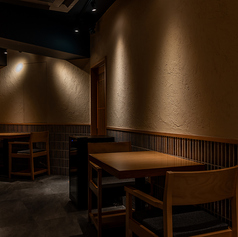 ゆったりと落ち着いてお食事が楽しめるテーブル席。