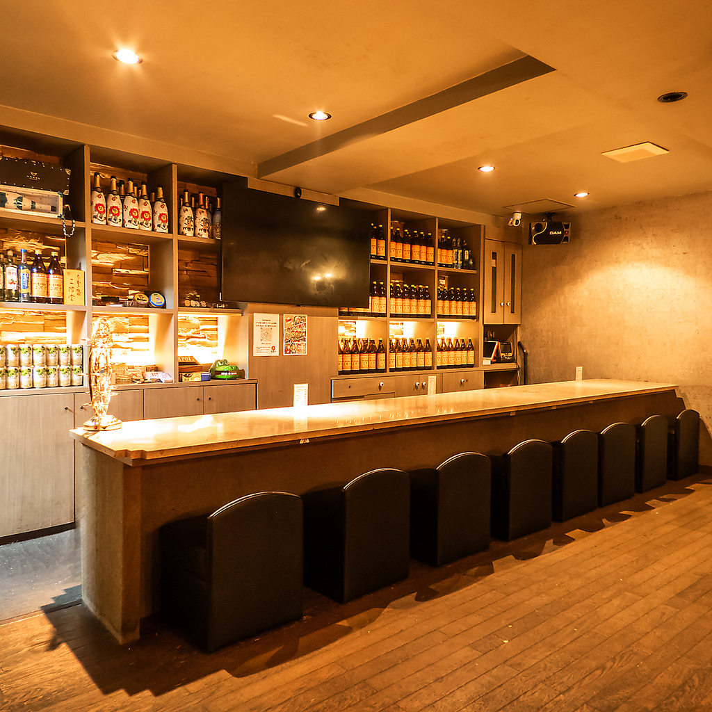 豊富なドリンクが並ぶカウンターバー。お好みのカクテルを片手に、大人の時間をお過ごしいただけます