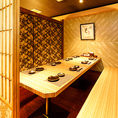 シンプルなデザインで落ち着きある空間のこちらのフロア。上品なデザインになっておりますので、記念日のプライベートなお時間にも最適です。2名様～団体様でも個室席をご用意しております♪全席完全個室となっております。